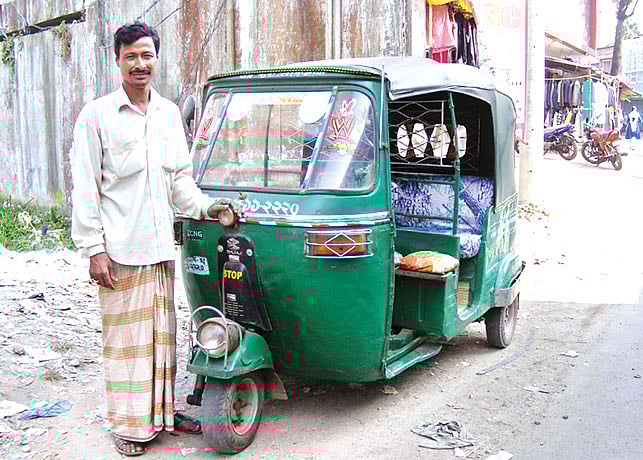 সপ্তাহের প্রতি বুধবার বিনা ভাড়ায় অসহায় রোগীদের আনা–নেওয়া করেন অটোরিকশাচালক দিলীপ কুমার দাশ l প্রথম আলো