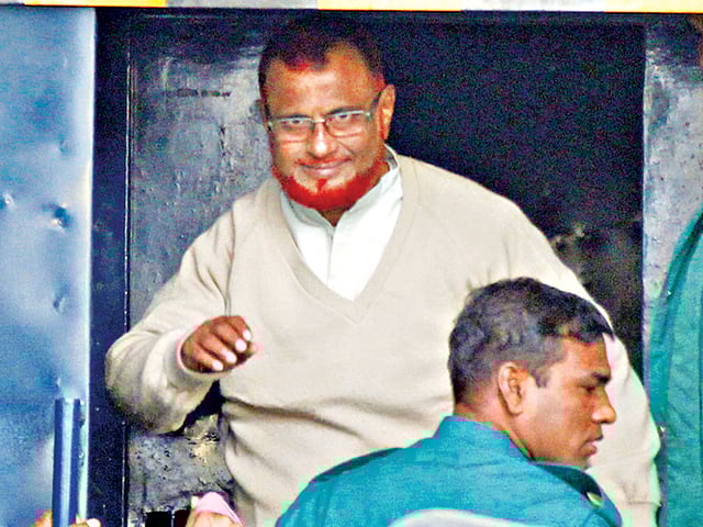 রায় ঘোষণার পর কারাগারে নেওয়ার জন্য প্রিজন ভ্যানে তোলা হচ্ছে আজহারুল ইসলামকে l ছবি: প্রথম আলো