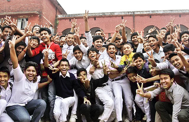 বোর্ডে দ্বিতীয় স্থান অর্জনের খবরে চট্টগ্রাম কলেজিয়েট স্কুলের শিক্ষার্থীদের বাঁধভাঙা উচ্ছ্বাস