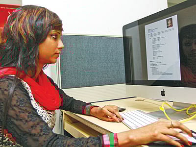 আপনার লক্ষ্য যা-ই হোক না কেন, বছরের শুরুটাকেই কাজে লাগান। প্রয়োজনীয় তথ্য হালনাগাদ করে নতুনভাবে সাজান জীবনবৃত্তান্ত। মডেল: নীলাঞ্জনা l ছবি: প্রথম আলো