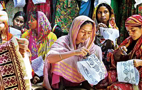 উঠানে গল্প করতে করতে চলছে হাতের কাজ। সবার হাতে সুই-সুতা l ছবি: প্রথম আলো