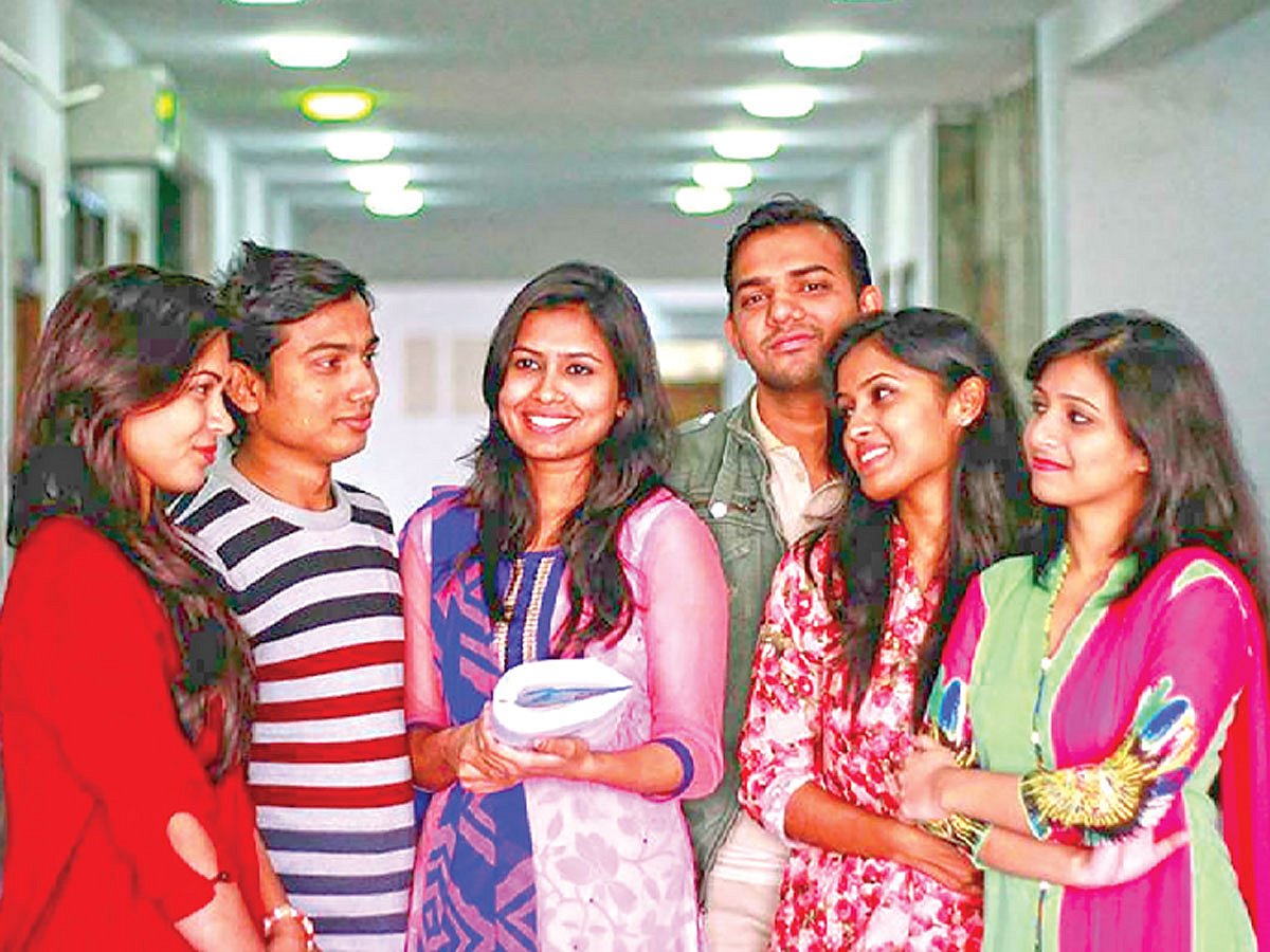 আগামী দিনের কূটনীতিক হওয়ার স্বপ্ন এই শিক্ষার্থীদের চোখে। ছবিটি ঢাকা বিশ্ববিদ্যালয়ের আন্তর্জাতিক সম্পর্ক বিভাগ থেকে তোলা। ছবি: উষাণ আরা বাদল