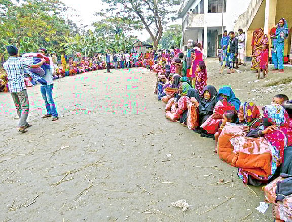 ভোলা সদর উপজেলার দক্ষিণ রাজাপুর গ্রামে প্রথম আলো ট্রাস্টের উদ্যোগে বিতরণ করা কম্বল হাতে শীতার্তরা l প্রথম আলো
