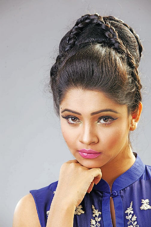 মেকআপের আগে ত্বক পরিষ্কার করে নিন। মডেল: বেনজির, ছবি: নকশা