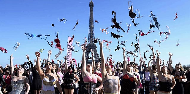 স্তন ক্যানসারের বিষয়ে সচেতনতা তৈরি এবং এ রোগে আক্রান্তদের সাহায্যে এগিয়ে আসার আহ্বানে প্যারিসের এক সমাবেশে ব্রা ছুড়ে ফেলছেন নারীরা। ১৫ মার্চ, ২০১৪। ছবি: এএফপি