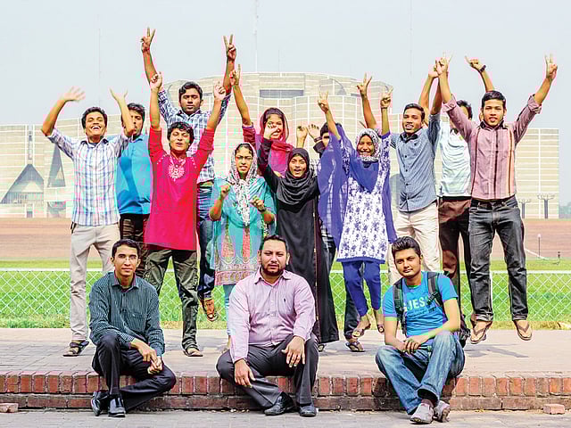 বৃত্তি পাওয়া কয়েকজন মেধাবীর সঙ্গে তিন তরুণ, (বসে বাঁ থেকে ) সাইফুর রহমান, নূর খান ও এনায়েত হোসেন l ছবি: প্রথম আলো