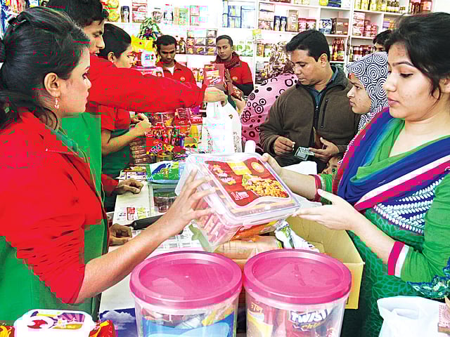 ঢাকা আন্তর্জাতিক বাণিজ্য মেলায় খাদ্যসামগ্রীর স্টলে পণ্য দেখতে দর্শনার্থীর ভিড় l প্রথম আলো
