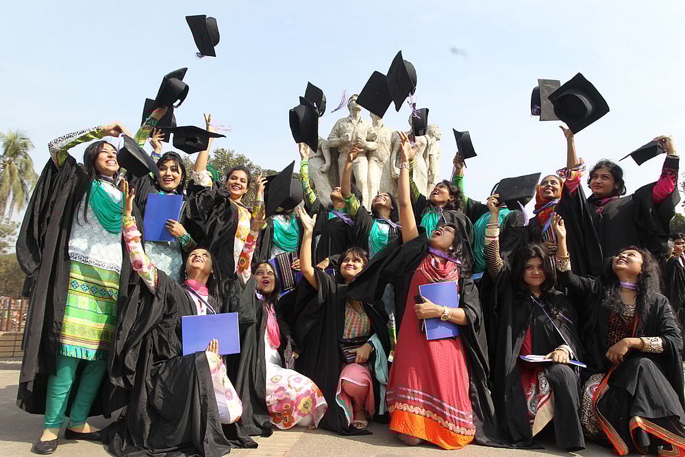 ঢাকা বিশ্ববিদ্যালয়ে ৪৯ তম সমাবর্তনা অনুষ্ঠানে শিক্ষাথীদের উল্লাস।  । উত্তীর্ণ শিক্ষাথীদের হাতে আজ তুলে দেওয়া হয়েছে  সনদ। ছবিটি ঢাকা বিশ্ববিদ্যালয়ের  রাজু ভার্স্কয়ের সামনে থেকে তোলা হয়েছে। ছবি: মনিরুল আলম