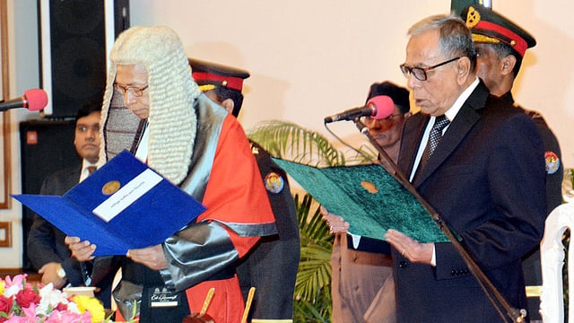 বঙ্গভবনে আজ শনিবার বেলা ১১টার দিকে প্রধান বিচারপতি সুরেন্দ্র কুমার সিনহাকে শপথবাক্য পড়ান রাষ্ট্রপতি মো. আবদুল হামিদ। ছবি: ফোকাস বাংলা