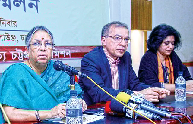 সংবাদ সম্মেলনে (বাঁ থেকে) সুলতানা কামাল, ইফতেখারুজ্জামান ও সারা হোসেন l ছবি: প্রথম আলো