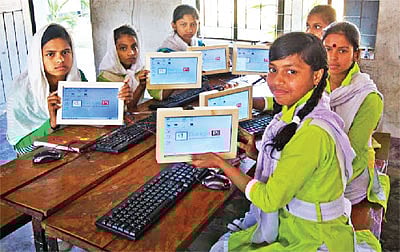 কাঠের ফ্রেমের কম্পিউটার মনিটর দেখাচ্ছে শমশেরনগরের ক​​েয়কজন ছাত্রী। ছবি: বাংলা পাই প্রকল্প