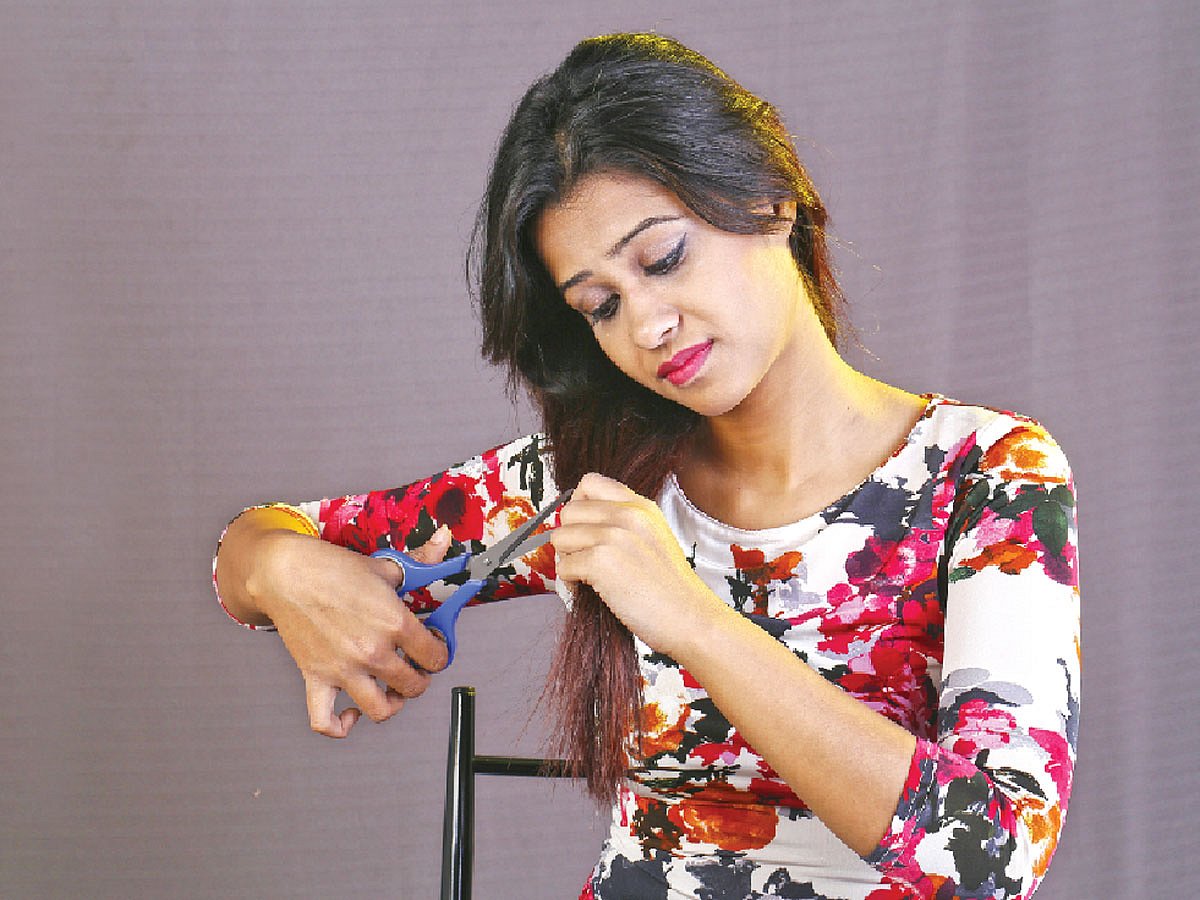 চুলের আগা ফেটে গেলে মাঝে মাঝে ছেঁটে নেওয়া ভালো। মডেল: রুশি ছবি: সুমন ইউসুফ