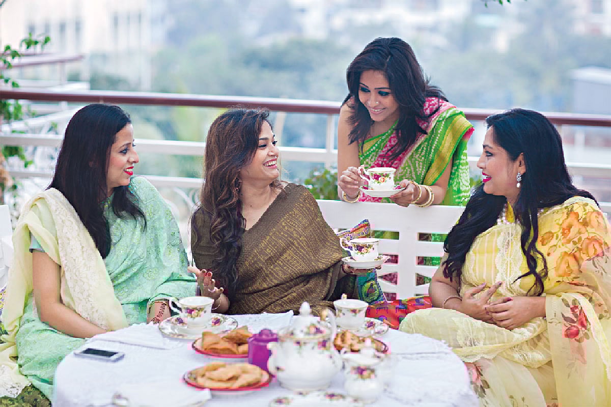 কিটি পার্টিতে শুধু খাওয়াদাওয়া হয় তা নয়। অনেক আলোচনাও হয়। মডেল হয়েছেন ফারহানা জয়া, বুড়ি অালী, জিনিয়া ও রুপো শামস (বাঁ থেকে)। ছবি: কবির হোসেন