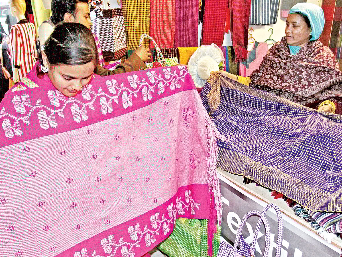 ঢাকা আন্তর্জাতিক বাণিজ্য মেলা থেকে গতকাল তোলা l ছবি: প্রথম আলো