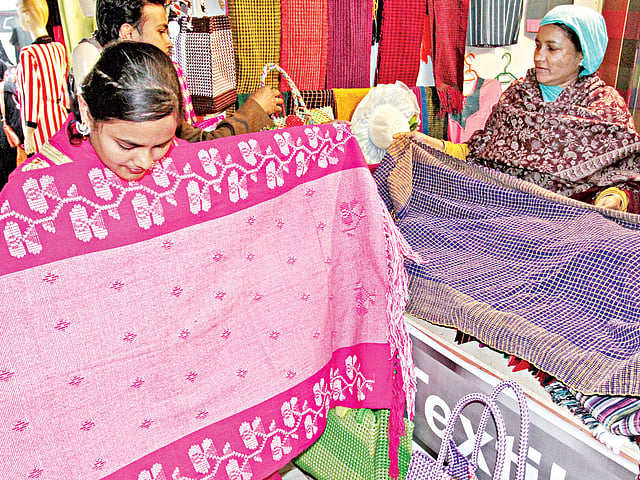 ঢাকা আন্তর্জাতিক বাণিজ্য মেলা থেকে গতকাল তোলা l ছবি: প্রথম আলো