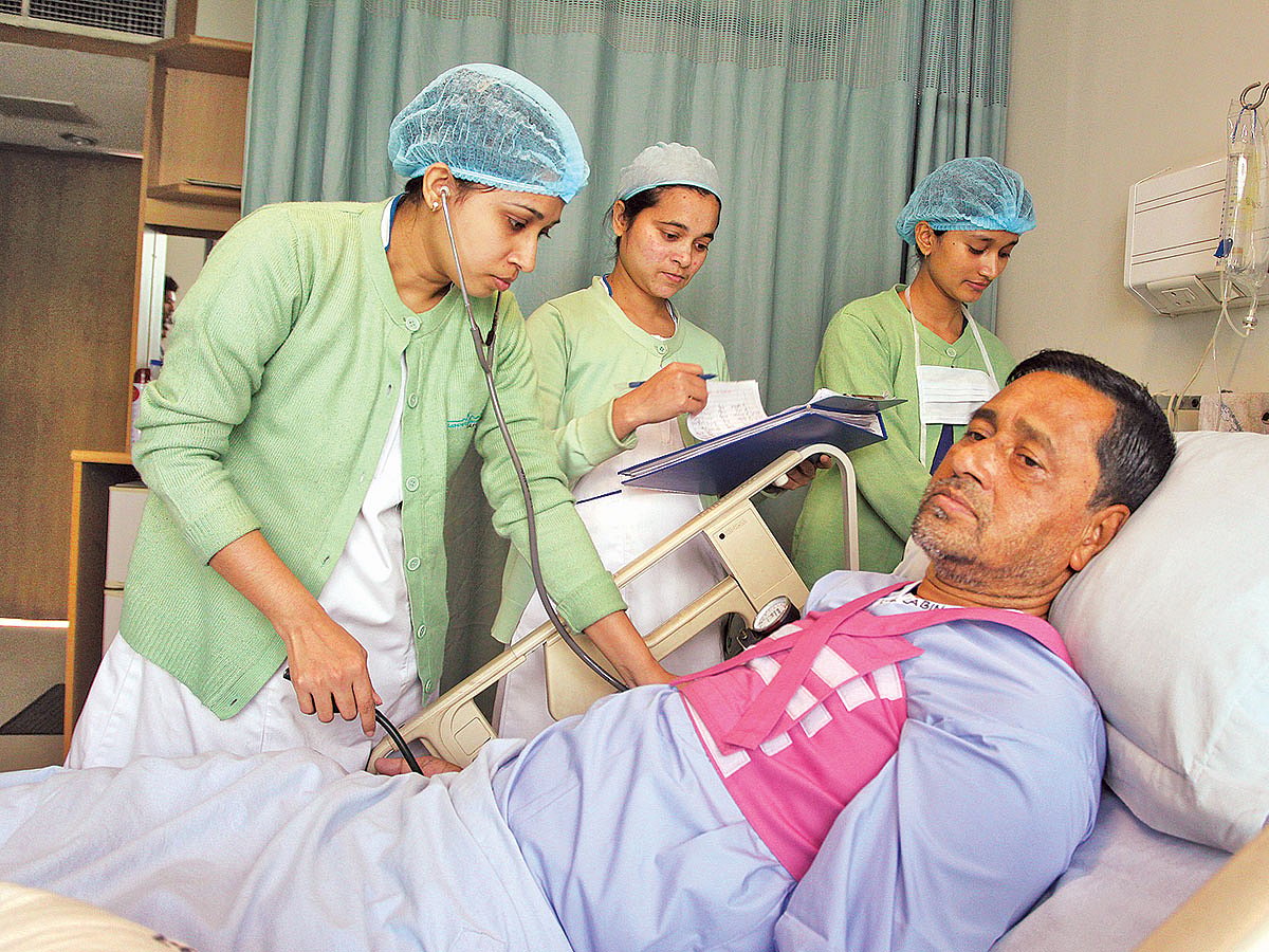 সরকারি-বেসরকারি হাসপাতালের পাশাপাশি ক্লিনিকগুলোতে নার্স হিসেবে কাজের সুযোগ বাড়ছে। এ ছাড়া দেশের বাইরেও নার্সিং পেশায় যুক্ত হচ্ছেন অনেকে। ছবি তুলেছেন মনিরুল আলম।  কৃতজ্ঞতা: ল্যাবএইড কার্ডিয়াক হাসপাতাল।