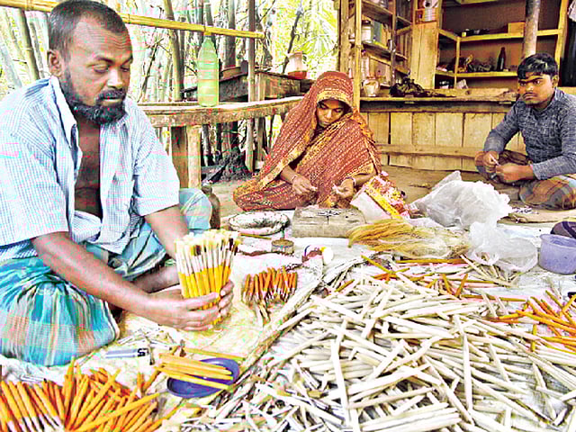 যশোরের কেশবপুরের আলতাপোল গ্রামে নিজের কারখানায় তুলি তৈরিতে ব্যস্ত নজরুল ইসলাম (বাঁয়ে), তাঁর স্ত্রী জামেলা বিবি ও ছেলে আলম হোসেন l ছবি: এহসান-উদ-দৌলা