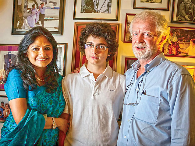 স্ত্রী রুনা খান ও ছেলে সালমানের সঙ্গে ইভস মারে