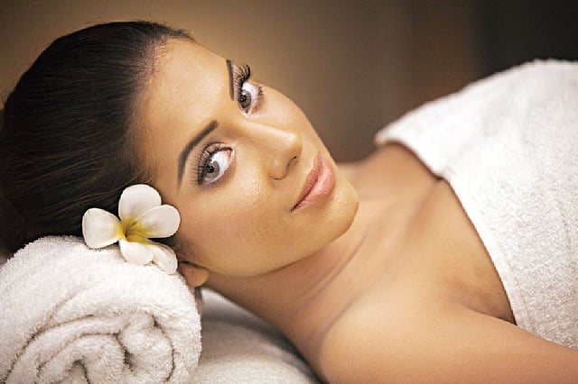 নিয়ম করে যত্ন নিলে মুখের ত্বক থাকবে মসৃণ, সতেজ। মডেল: অ্যাঞ্জেল, ছবি: নকশা