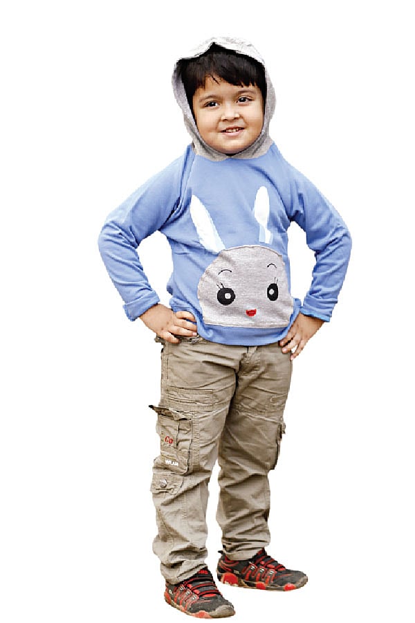 শিশুর শীতপোশাক প​রিষ্কার থাকা চাই। মডেল: ওয়াসিফ, ছবি: নকশা