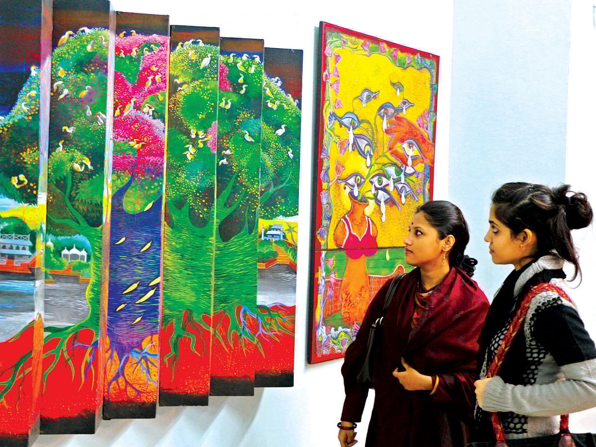 চারুকলার সাবেক ও বর্তমান শিক্ষকদের শিল্পকর্ম নিয়ে আয়োজিত প্রদর্শনীতে দর্শনার্থীরা