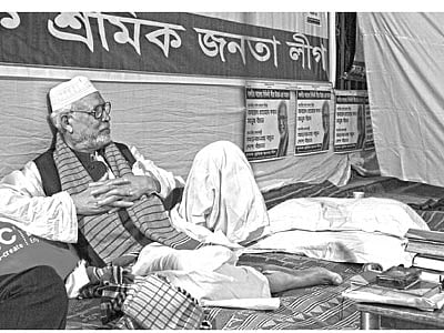 মতিঝিলে দলের কার্যালয়ের সামনে অনশনে কাদের সিদ্দিকী। সহিংসতা বন্ধ করে আলোচনায় বসুন দুই নেত্রী, এই দাবি তাঁর l ছবি: প্রথম আলো