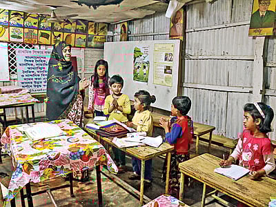 নাজুক অবকাঠামোর কারণে সন্তানদের এই প্রতিষ্ঠানে পাঠাতে চান না অভিভাবকেরা। প্রায় ফাঁকা শ্রেণিকক্ষ l প্রথম আলো