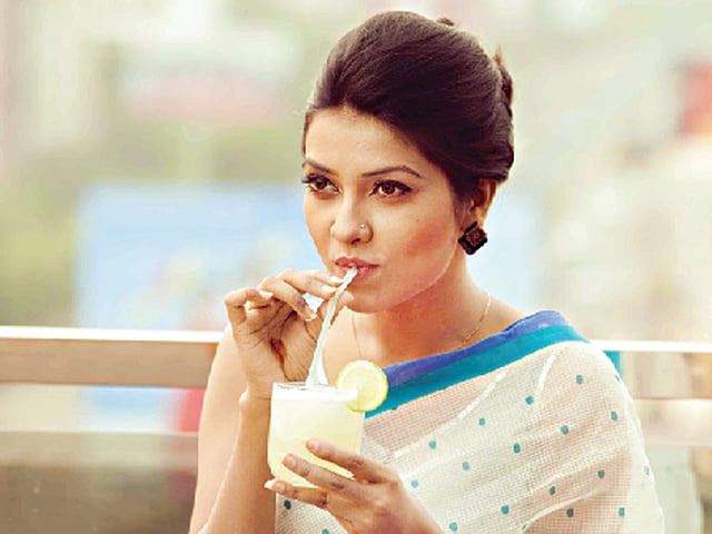 ফলের রস উপকারী। কিন্তু তাজা ফল আরও বেশি উপকারী হতে পারে। মডেল: ঈশিকা