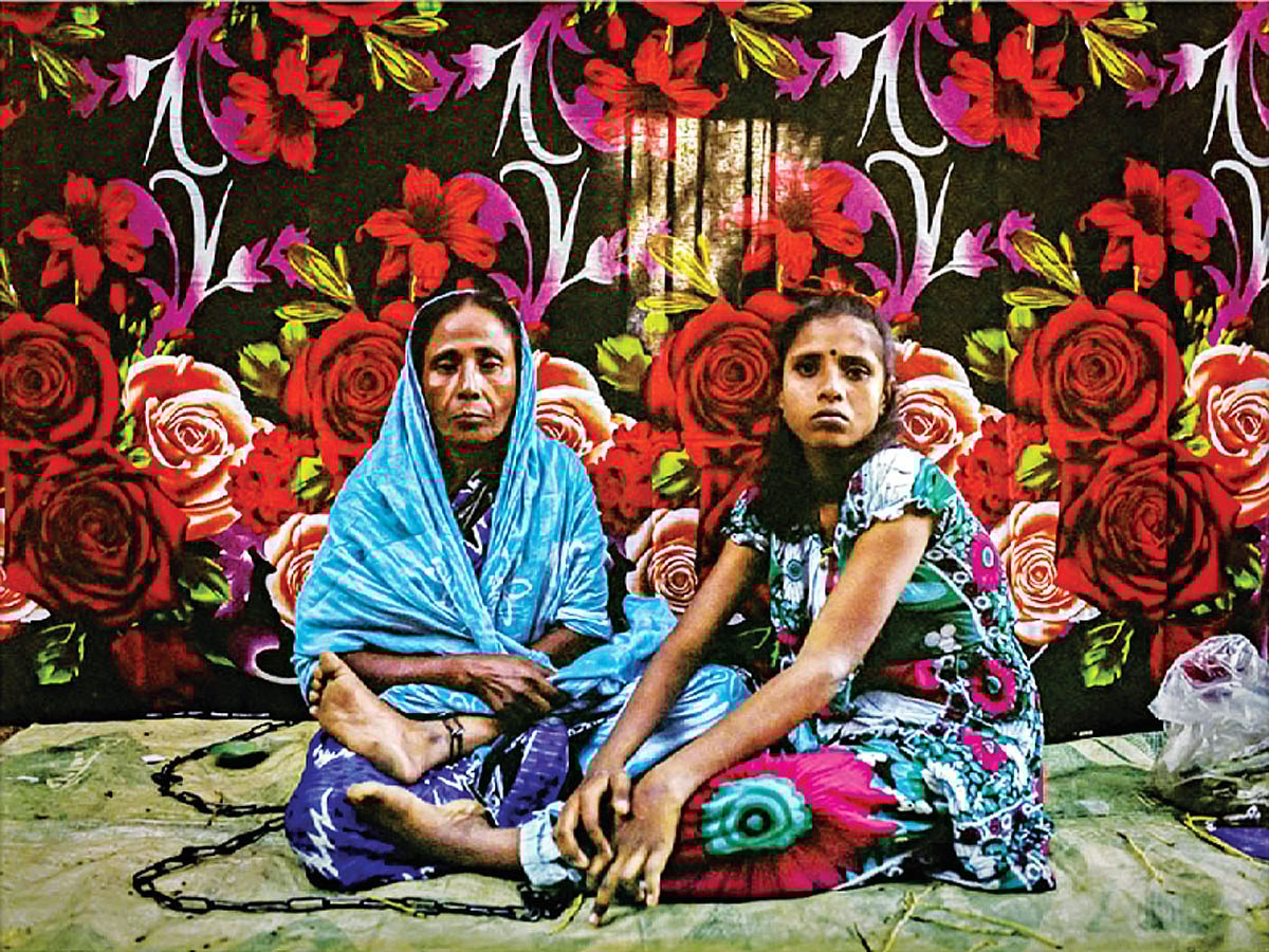 ঢাকার কমলাপুর রেলস্টেশনের ৮ নম্বর প্ল্যাটফর্মের বাইরের বাসিন্দা জরিনা খালা ও তাঁর মেয়ে মালি। ছবি: শিহাব উদ্দিন