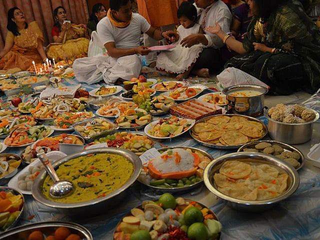 দেবীর সামনে নৈবেদ্য