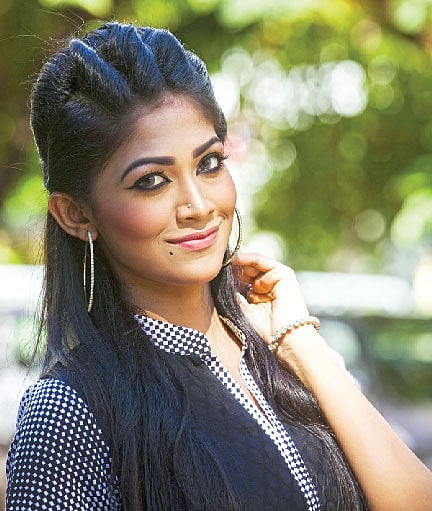 এই সময়ে ত্বক পরিষ্কার রাখলেই সমস্যাগুলো অনেকখানি কমে আসবে। মডেল: পিয়া বিপাশা, ছবি: নকশা