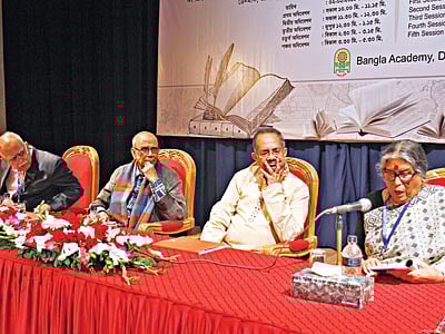 বাংলা একাডেমির আন্তর্জাতিক সাহিত্য উৎ​সবে ‘এ সময়ের কথাসাহিত্য’ বিষয়ে বলছেন নবনীতা দেব সেন। পাশে জ্যোতিপ্রকাশ দত্ত, সৈয়দ শামসুল হক l ছবি: প্রথম আলো