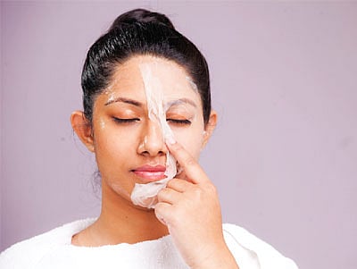 ফেস মাস্কের ব্যবহারে ত্বকে আসবে উজ্জ্বলতা। মডেল: আভা, ছবি: নকশা