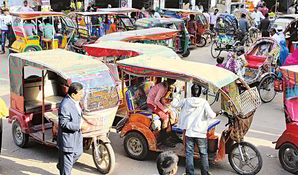 কুমিল্লা শহরের কান্দিরপাড় এলাকায় ইজিবাইক ও রিকশাস্ট্যান্ড থেকে গতকাল বেলা তিনটার দিকে তোলা ছবি l প্রথম আলো