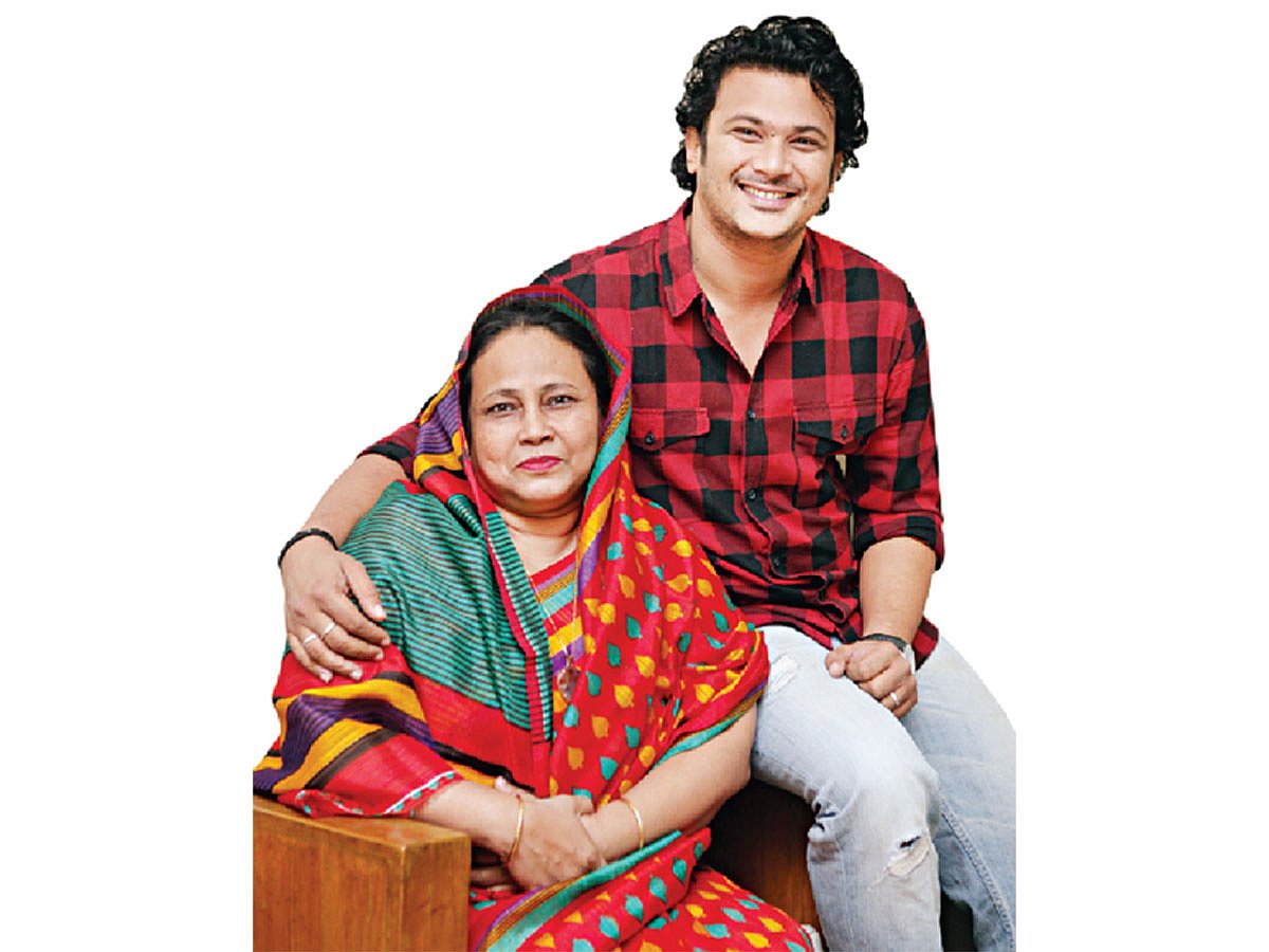 মায়ের সঙ্গে এস এস নাঈম ছবি: অধুনা