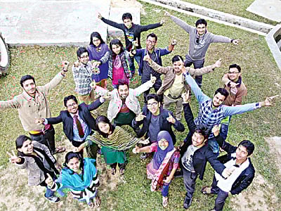 স্বেচ্ছাসেবী সংগঠন কাকতাড়ুয়ার সদস্যরা। ছবি: আনিস মাহমুদ