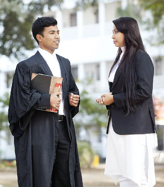 আইনজীবীর সাজে ঢাকা বিশ্ববিদ্যালয়ের আইন বিভাগের দুই শিক্ষার্থী—ছবি: কবির হোসেন