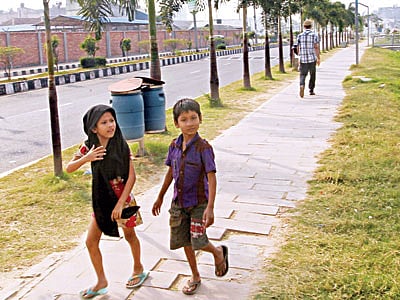 প্রকল্পের রামপুরা প্রান্তে সড়ক, ওয়াকওয়ে ও সবুজ বৃক্ষরাজি