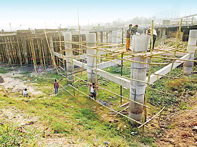 ্রকল্পের উত্তরে গুলশান–১ এলাকার শুরুতে দ্বিতীয় পর্যায়ে নির্মিত হচ্ছে এম্‌ফিথিয়েটার। পাশেই থাকবে  গাড়ি পার্কিং, ব্যবস্থাপনা-নিরাপত্তা ভবন, অভয়ারণ্য ইতাদি