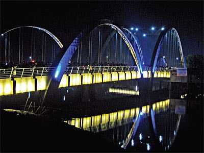 মগবাজার প্রান্তে টঙ্গী ডাইভারশন রোডের পাশে আলোক সজ্জিত সেতু