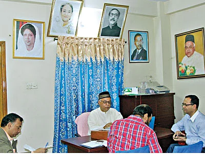 উত্তর কাট্টলির নিজ বাসভবনে দাপ্তরিক কাজ করছেন চট্টগ্রামের মেয়র মনজুর আলম। গতকাল দুপুরে তোলা ছবি l প্রথম আলো