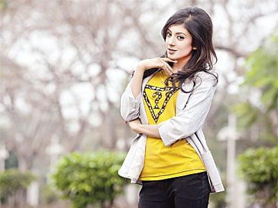 এ সময়ে ঢেউ খেলানো চুলেরই চল, তবে তার পরিচর্যাও চাই। মডেল: নীলা, ছবি: নকশা