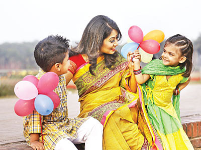 বর্ণিল পোশাকে বসন্তবরণের আনন্দ। মডেল: ফারিশ, ফারজানা ও এলিজা। পোশাক: মায়াসীর। ছবি: সুমন ইউসুফ