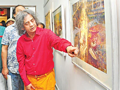তরুণ শিল্পীদের ছবির বিষয়ে কথা বলছেন শিল্পী শাহাবুদ্দিন। আলিয়ঁস ফ্রঁসেজে গতকাল থেকে শুরু হওয়া ‘অনুভূত আলো আঁধার’ প্রদর্শনীর তিনিই ছিলেন উদ্বোধক l প্রথম আলো