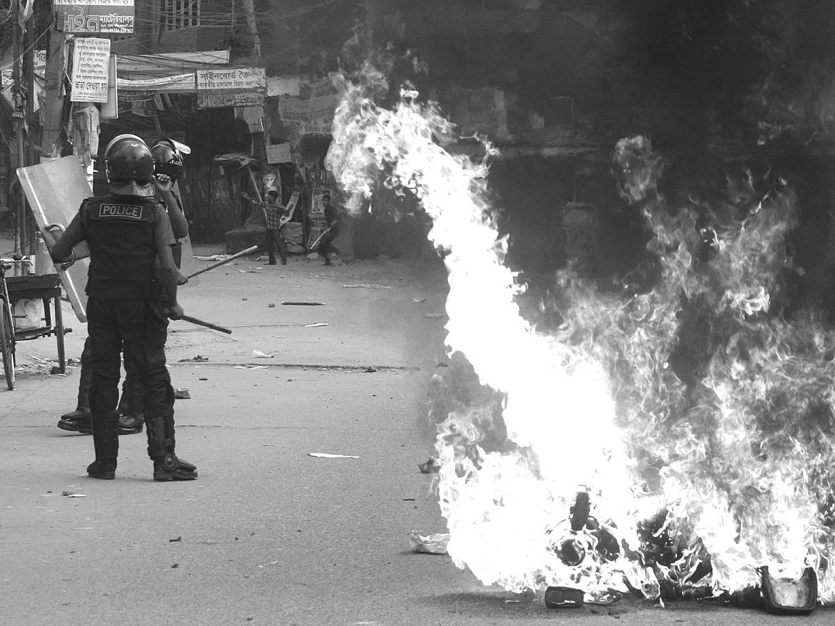 এক মাসের বেশি সময় ধরে চলছে রাজনৈতিক সহিংসতা