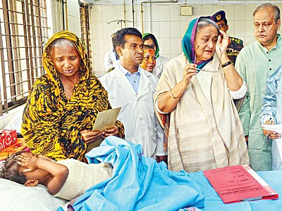 বার্ন ইউনিটে দগ্ধ রোগীদের দেখে কেঁদে ফেলেন প্রধানমন্ত্রী