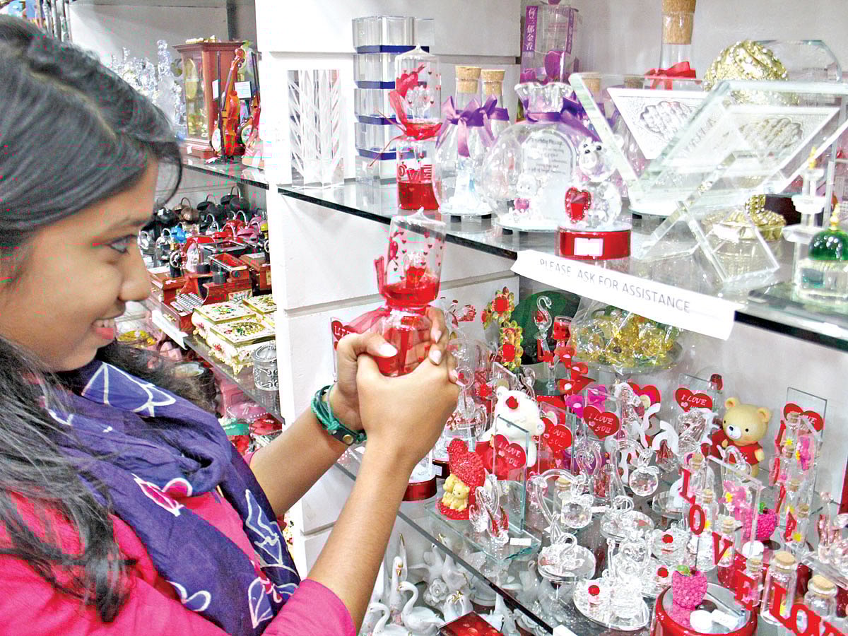ভালোবাসা দিবসের উপহার কিনছেন ক্রেতা৷ গতকাল মোহাম্মদপুর আরচিজ থেকে তোলা ছবি l সাবিনা ​ইয়াসমিন