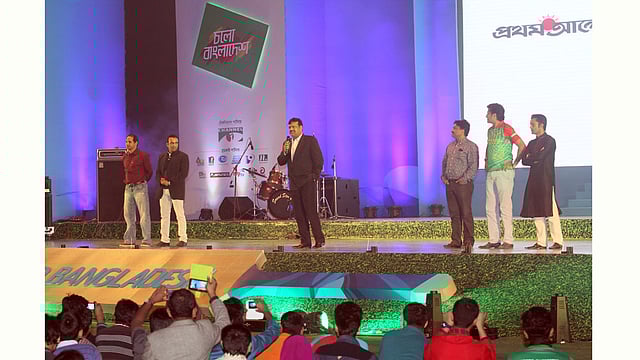 মঞ্চে বাংলাদেশ ক্রিকেট দলের সাবেক তারকারা, যাঁদের হাত ধরে এগিয়েছে বাংলাদেশের ক্রিকেট। এঁদের মধ্যে ছিলেন ফারুক আহমেদ, আতহার আলী খান, আকরাম খান, হাবিবুল বাশার, খালেদ মাসুদ ও জাভেদ ওমর।  ছবি: জাহিদুল করিম