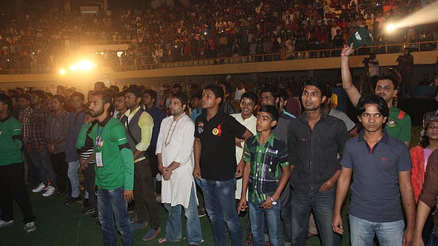 দর্শকেরা  দাঁড়িয়ে জাতীয় দলের ক্রিকেটারদের অভিভাবকদের সম্মান জানান। ছবি: জাহিদুল করিম