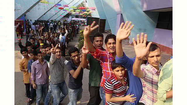 অনুষ্ঠান শুরু হয় বেলা তিনটায়। তবে অনুষ্ঠান শুরুর অনেক আগেই দর্শকদের বিশাল লাইন ছাড়িয়ে যায় স্টেডিয়ামের চারপাশে। দীর্ঘ লাইনে দাঁড়িয়ে প্রবেশ করলেও আনন্দ-উচ্ছ্বাসে কমতি নেই। ছবি: জাহিদুল করিম